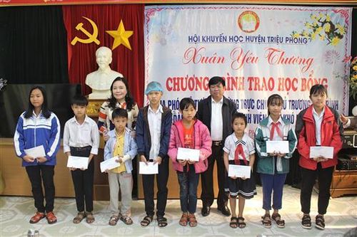 Trao học bổng của Phó Thủ tướng Thường trực Chính phủ Trương Hòa Bình cho học sinh, sinh viên vượt khó học giỏi