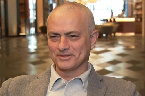 José Mourinho: 'Tôi bị cạo trọc khi ngủ gật'