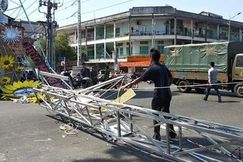 Sập cổng chào 'chúc mừng năm mới', 2 người bị thương