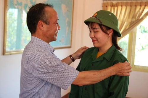 Hai 'bóng hồng' xứ Ngàn Hoa lên đường tòng quân