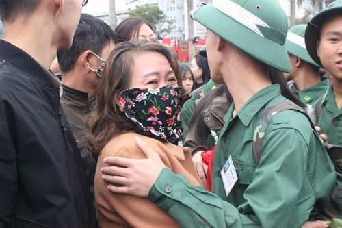 Tân binh Hà Tĩnh bịn rịn chia tay, òa khóc ôm mẹ trong ngày tòng quân