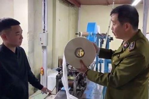 Phát hiện một cơ sở sản xuất khẩu trang y tế bằng...giấy vệ sinh