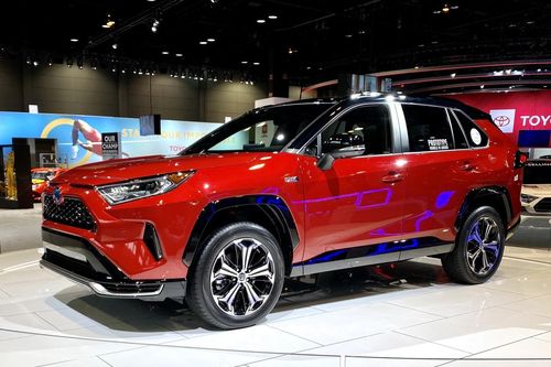 Toyota mang RAV4 Prime PHEV 2021 tới Chicago, cấm chạm vào xe