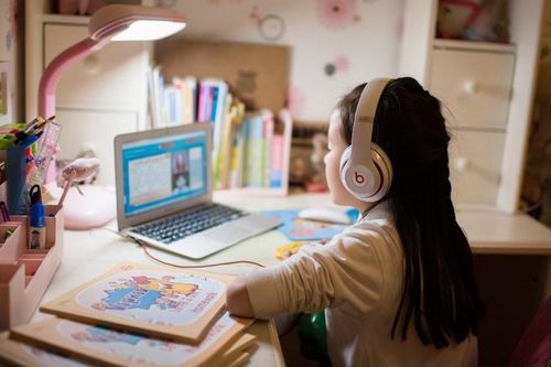 Nghỉ tránh dịch corona, học sinh TQ vẫn phải chào cờ, lên lớp đúng giờ