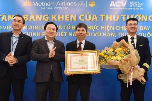 Tặng bằng khen của Thủ tướng cho tổ bay đến Vũ Hán