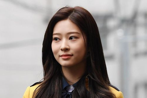 Mỹ nhân IZ*ONE lấn át dàn idol trong lễ tốt nghiệp