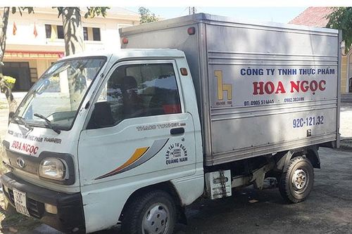 Bắt quả tang hai đối tượng đổ thịt thối ra môi trường