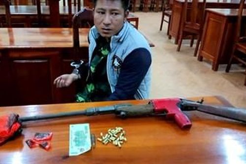 Bắt đối tượng mua bán 700g thuốc phiện và tàng trữ súng tự chế