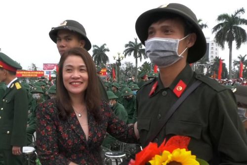Hàng ngàn thanh niên lên đường nhập ngũ