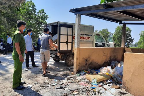 Bắt quả tang 2 đối tượng đổ thực phẩm thối rữa ra môi trường