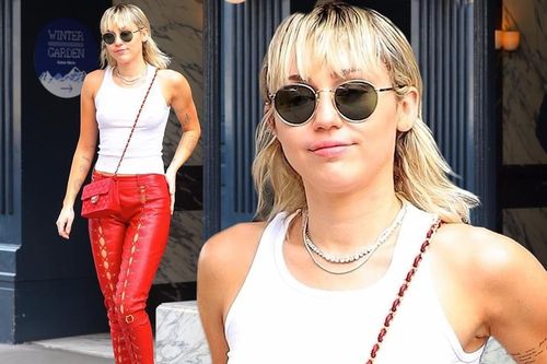 Gái hư Miley Cyrus 'thả rông' vòng 1 trên phố