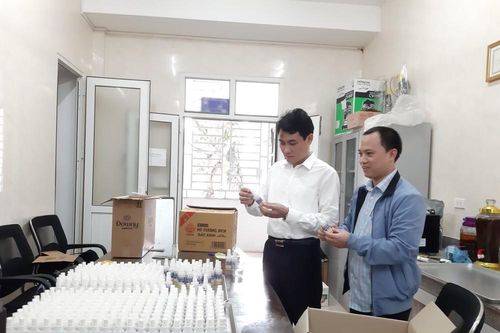 ĐH Vinh sản xuất dung dịch rửa tay, cấp phát miễn phí cho người dân