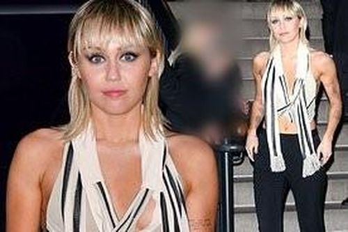 Miley Cyrus lộ ngực vì mặc kiệm vải