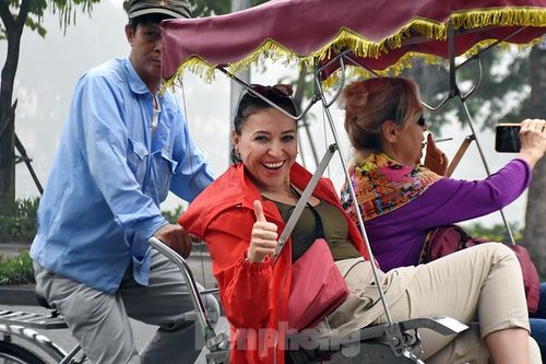 Dạo phố Hà thành, khách nước ngoài 'hờ hững' với... khẩu trang