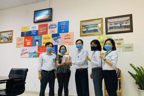 Món quà tăng cường sức khỏe từ Công đoàn Đạm Cà Mau trước dịch corona
