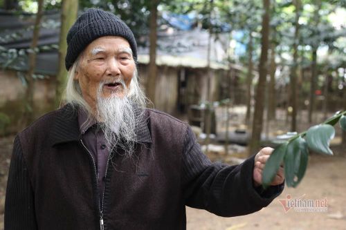 'Tiên ông' 98 tuổi chữa bệnh miễn phí cho người nghèo