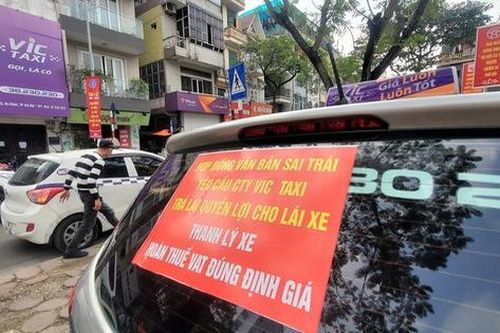 Tài xế Vic Taxi tắt đàm, bỏ làm kéo đến trụ sở hãng 'biểu tình'