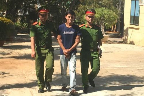 Bị chồng đổ xăng dọa giết, vợ vùng chạy thoát báo công an