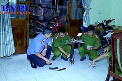 Dùng súng AK bắn người tình rồi tự sát