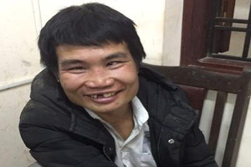 Gã đàn ông có vẻ ngoài ngờ nghệch đến Công an đầu thú hại đời bé gái