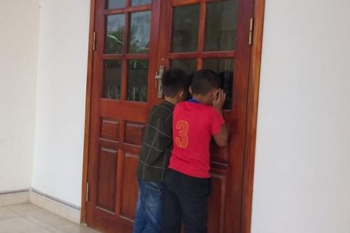 Nhói lòng những đứa trẻ chốn pháp đình