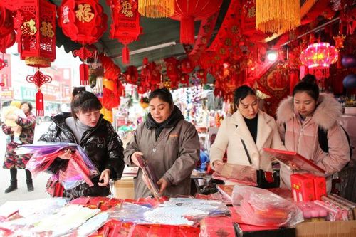Quấn pháo quanh người đòi mở tiệc bất chấp lệnh cấm tụ tập