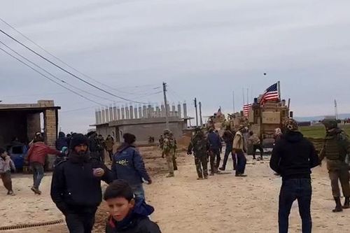 Quân đội Nga ra mặt khi binh sĩ Mỹ đấu súng với dân làng Syria