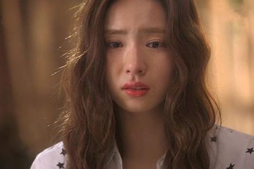 Nửa đêm hốt hoảng thấy chồng cầm bó hương khấn vái tôi chết đứng khi nghe lời anh cầu nguyện trong miệng