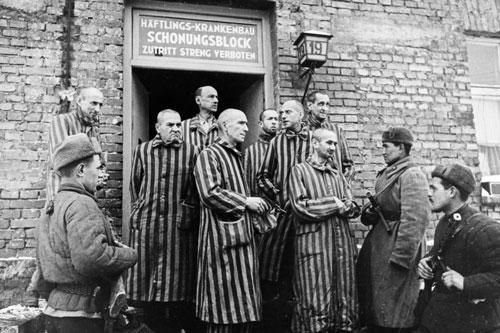 Cảnh tượng ám ảnh trại tử thần của Hitler lúc giải phóng