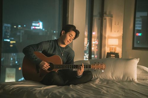 Henry trở lại đường đua âm nhạc cùng ca khúc mới: Món quà Valentine dành cho những người đang yêu
