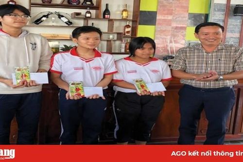Ấm lòng với những suất học bổng đặc biệt