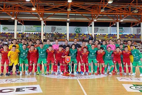 Đội tuyển futsal Việt Nam thua CLB Uma Antaquera