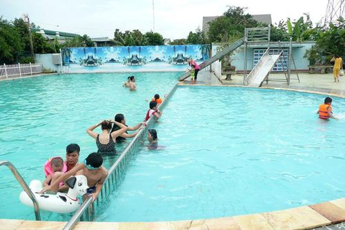 Cho trẻ học bơi ngay từ trong nhà trường