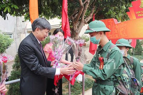 Tiễn hơn 1.260 thanh niên lên đường nhập ngũ