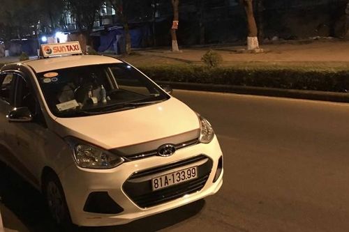 Truy tìm đối tượng đâm trọng thương tài xế taxi trong đêm