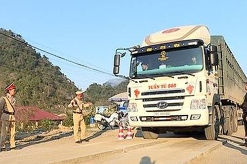 Sơn La ra quân xử lý xe chở hàng quá khổ, quá tải trọng