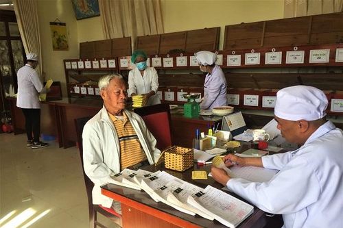 Thiếu khẩu trang, một cơ sở khám chữa bệnh ngừng hoạt động
