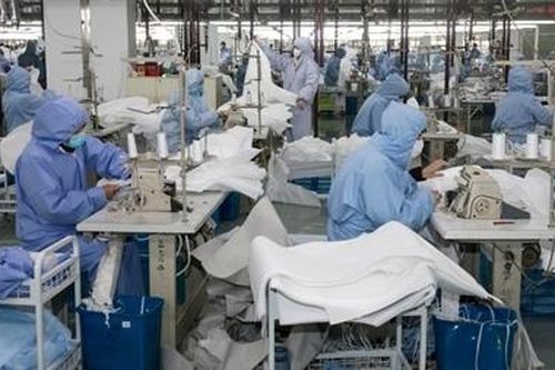 Nhà máy sản xuất điện thoại, ô tô, tã lót chuyển sang làm khẩu trang
