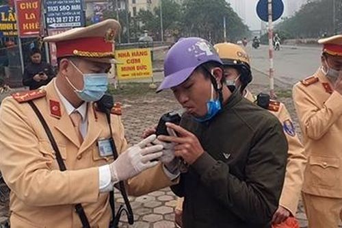 Người dân được chọn ống thổi trước khi kiểm tra nồng độ cồn