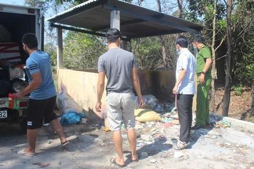 Dùng xe tải chở thịt thối rữa đổ ra môi trường
