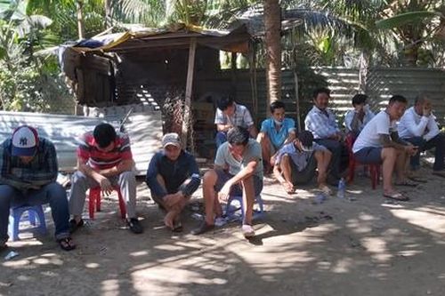 Cảnh sát nổ súng phá trường gà đá tại chỗ và đá qua mạng