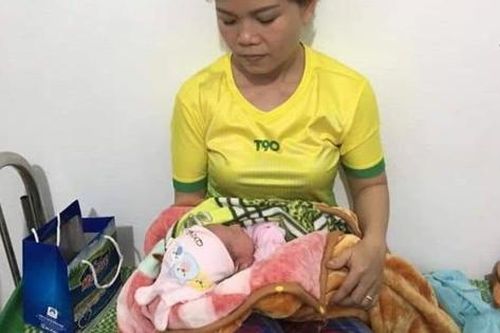 Hà Tĩnh: Phát hiện bé gái sơ sinh bị bỏ rơi trước cổng nhà đôi vợ chồng hiếm muộn