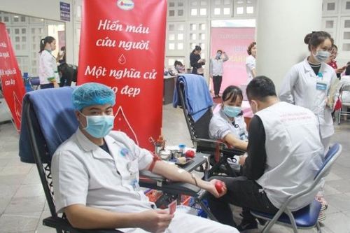 Giữa dịch COVID-19, hàng nghìn nhân viên y tế vẫn hiến máu cứu người