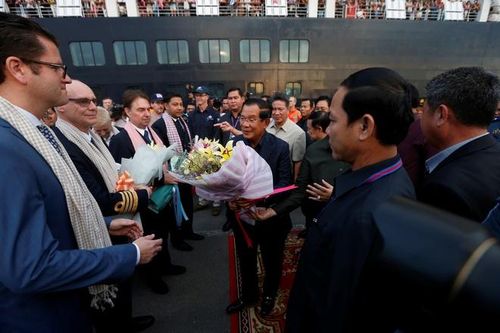 Thủ tướng Hun Sen ra đón chiếc du thuyền bị các nước từ chối