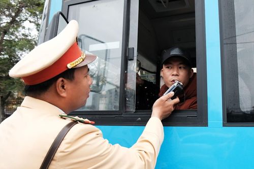Vì sao tỷ lệ cấp đổi giấy phép lái xe tăng sau khi có Nghị định 100?