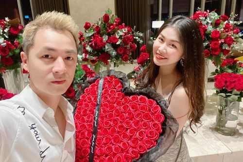 Sao Việt khoe hàng hiệu, hoa hồng được tặng ngày Valentine