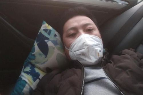 Vạ vật ngủ trên đường cao tốc do bị cấm vào thành phố