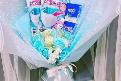 Tặng giấy vệ sinh và khẩu trang trong dịp Valentine tại Singapore