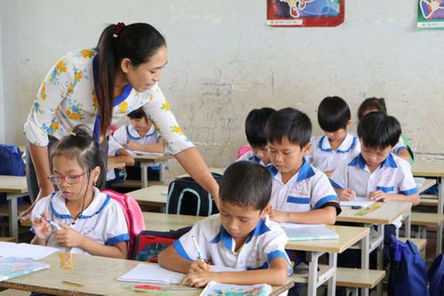 Giáo viên tiểu học có được xếp lương theo bằng cấp?