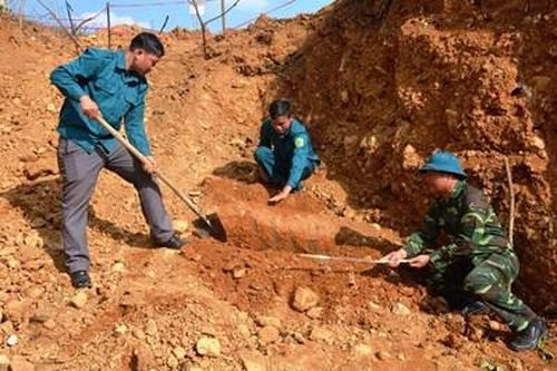 Xử lý thành công quả bom nặng hơn 400kg sát nhà dân